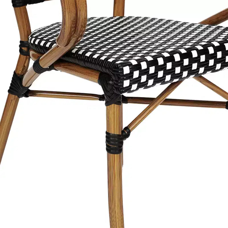 Lot de quatre chaises empilables Emma & Oliver Soie de style bistrot Thonet avec accoudoirs, pour l'intérieur et l'extérieur, assise en rotin PE et cadre en métal finition bambou