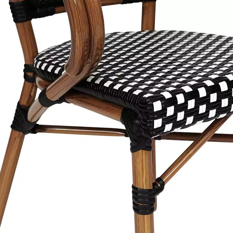 Lot de quatre chaises empilables Emma & Oliver Soie de style bistrot Thonet avec accoudoirs, pour l'intérieur et l'extérieur, assise en rotin PE et cadre en métal finition bambou