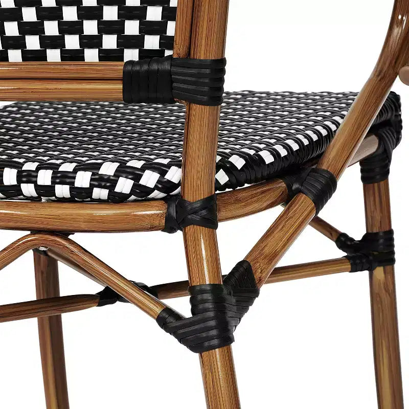 Lot de quatre chaises empilables Emma & Oliver Soie de style bistrot Thonet avec accoudoirs, pour l'intérieur et l'extérieur, assise en rotin PE et cadre en métal finition bambou