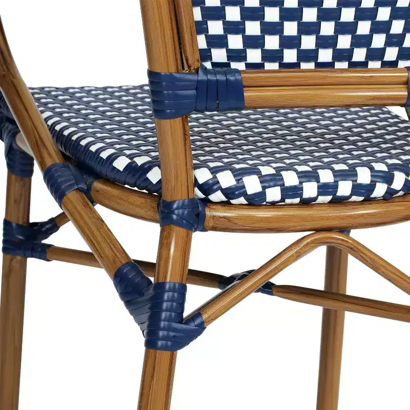 Lot de quatre chaises empilables Emma & Oliver Soie de style bistrot Thonet avec accoudoirs, pour l'intérieur et l'extérieur, assise en rotin PE et cadre en métal finition bambou