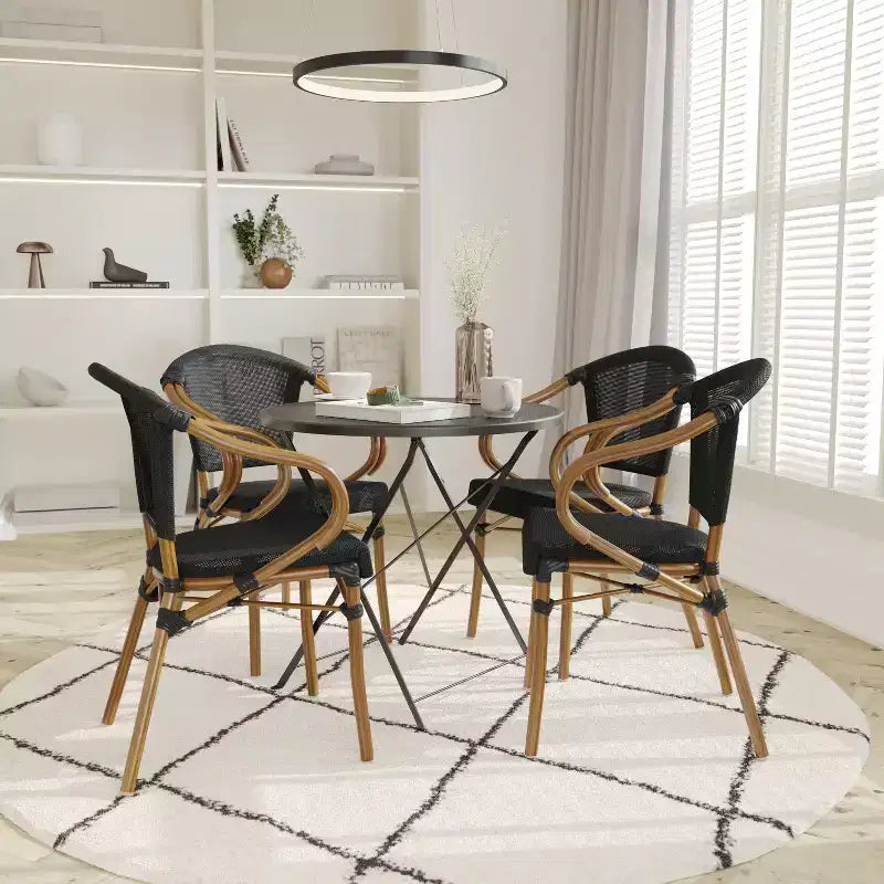 Lot de quatre chaises empilables Emma & Oliver Soie de style bistrot Thonet avec accoudoirs, pour l'intérieur et l'extérieur, assise en rotin PE et cadre en métal finition bambou
