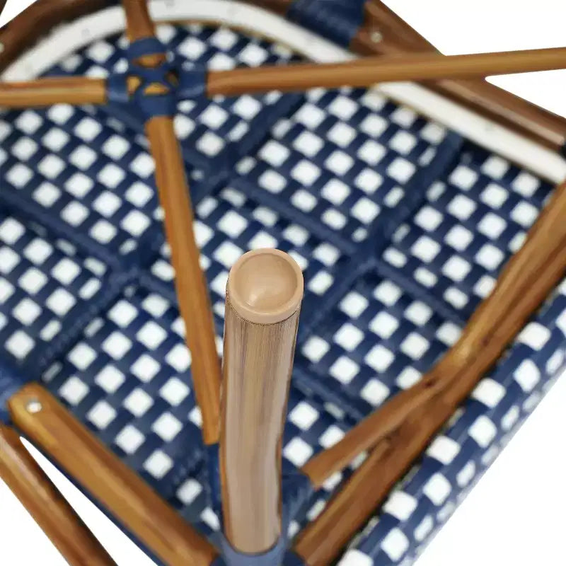 Lot de quatre chaises empilables Emma & Oliver Soie de style bistrot Thonet avec accoudoirs, pour l'intérieur et l'extérieur, assise en rotin PE et cadre en métal finition bambou