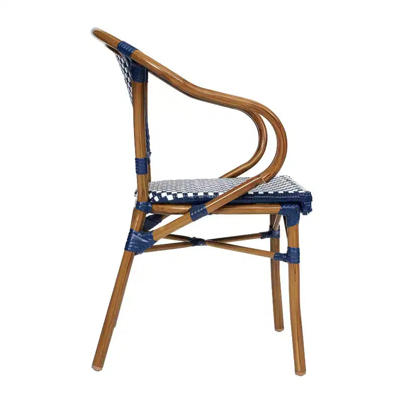 Lot de quatre chaises empilables Emma & Oliver Soie de style bistrot Thonet avec accoudoirs, pour l'intérieur et l'extérieur, assise en rotin PE et cadre en métal finition bambou