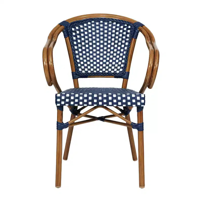 Lot de quatre chaises empilables Emma & Oliver Soie de style bistrot Thonet avec accoudoirs, pour l'intérieur et l'extérieur, assise en rotin PE et cadre en métal finition bambou