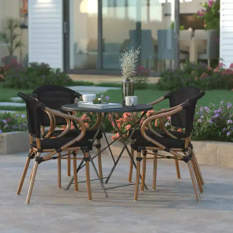 Lot de quatre chaises empilables Emma & Oliver Soie de style bistrot Thonet avec accoudoirs, pour l'intérieur et l'extérieur, assise en rotin PE et cadre en métal finition bambou
