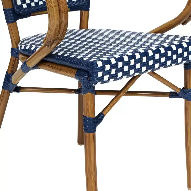 Lot de quatre chaises empilables Emma & Oliver Soie de style bistrot Thonet avec accoudoirs, pour l'intérieur et l'extérieur, assise en rotin PE et cadre en métal finition bambou