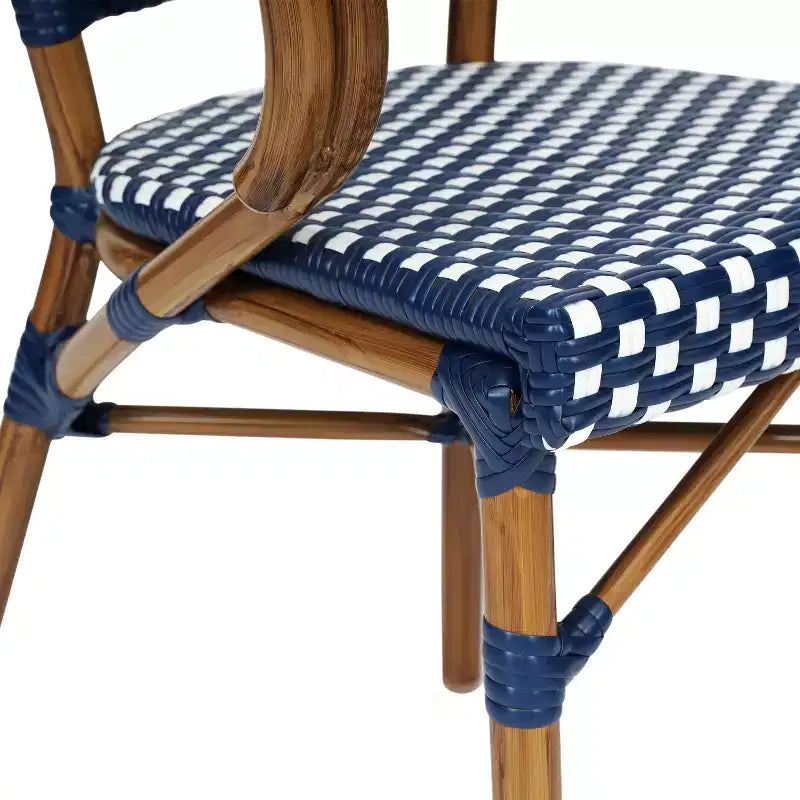 Lot de quatre chaises empilables Emma & Oliver Soie de style bistrot Thonet avec accoudoirs, pour l'intérieur et l'extérieur, assise en rotin PE et cadre en métal finition bambou