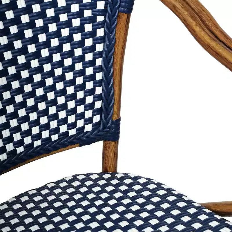 Lot de quatre chaises empilables Emma & Oliver Soie de style bistrot Thonet avec accoudoirs, pour l'intérieur et l'extérieur, assise en rotin PE et cadre en métal finition bambou