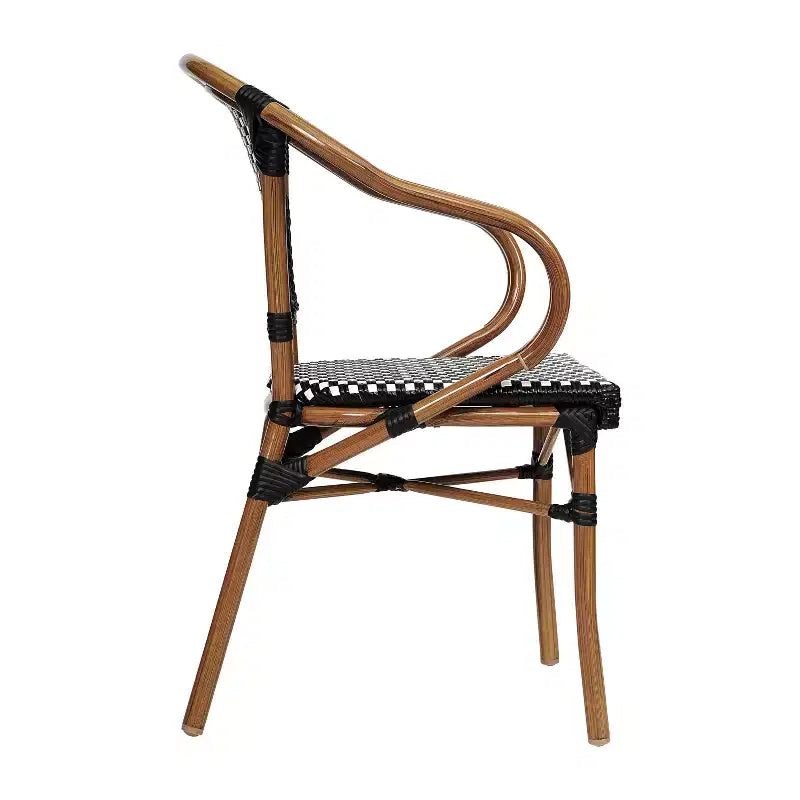 Lot de quatre chaises empilables Emma & Oliver Soie de style bistrot Thonet avec accoudoirs, pour l'intérieur et l'extérieur, assise en rotin PE et cadre en métal finition bambou