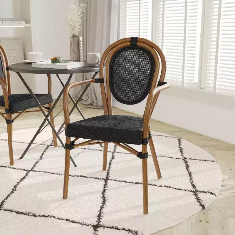 Chaise bistrot empilable Emma & Oliver Massalia avec accoudoirs, en Textilène et structure en métal imitation bambou, pour l'intérieur et l'extérieur