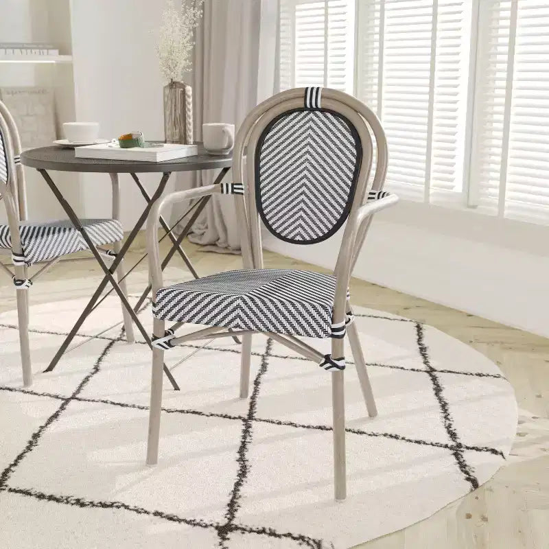 Chaise bistrot empilable Emma & Oliver Massalia avec accoudoirs, en Textilène et structure en métal imitation bambou, pour l'intérieur et l'extérieur
