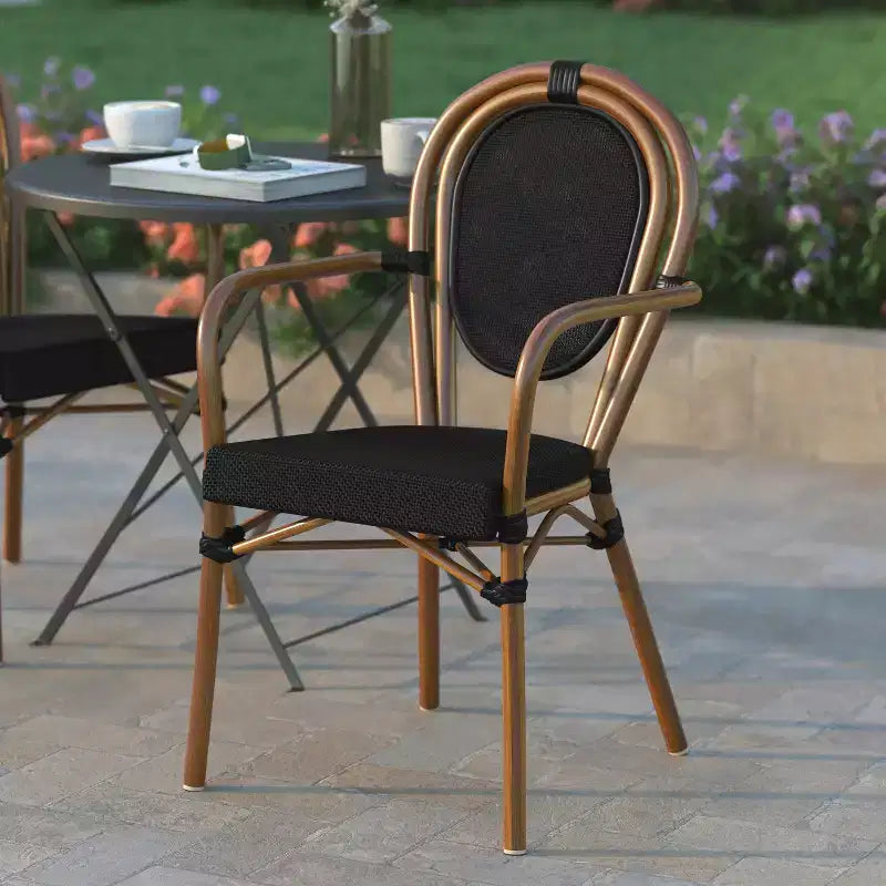 Chaise bistrot empilable Emma & Oliver Massalia avec accoudoirs, en Textilène et structure en métal imitation bambou, pour l'intérieur et l'extérieur