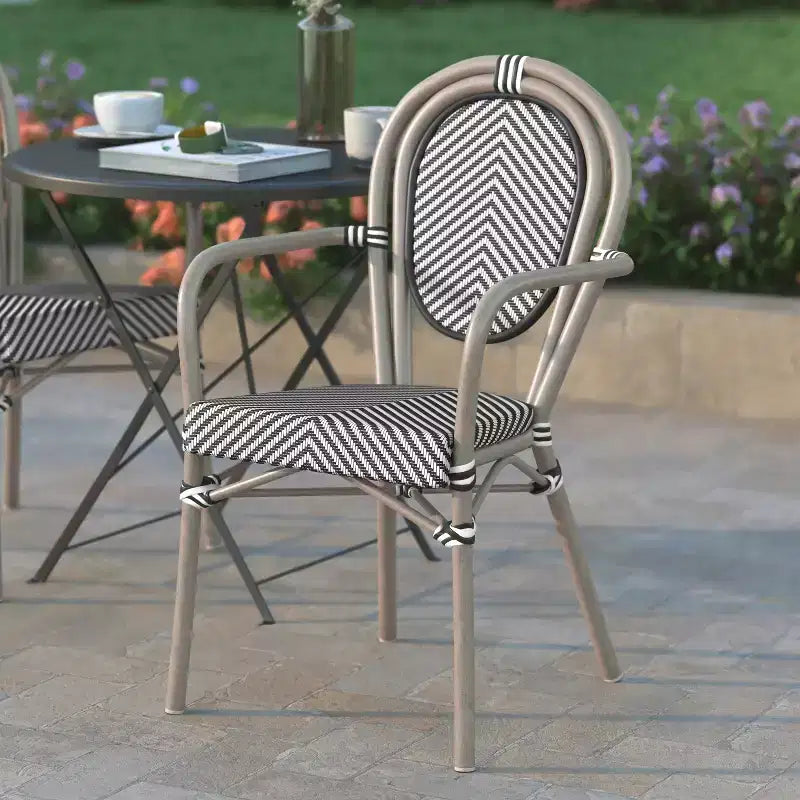 Chaise bistrot empilable Emma & Oliver Massalia avec accoudoirs, en Textilène et structure en métal imitation bambou, pour l'intérieur et l'extérieur