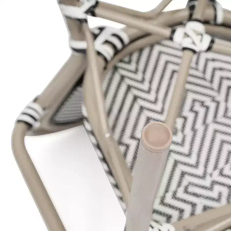 Emma & Oliver Massalia - Lot de quatre chaises de bistrot Thonet empilables avec accoudoirs, pour l'intérieur et l'extérieur, assise en textilène et cadre en métal finition bambou