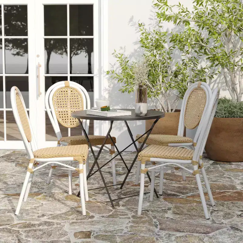 Merrick Lane Toulon, lot de quatre chaises empilables de style Thonet Bistro, assise en rotin PE et cadre en métal pour une utilisation intérieure/extérieure.
