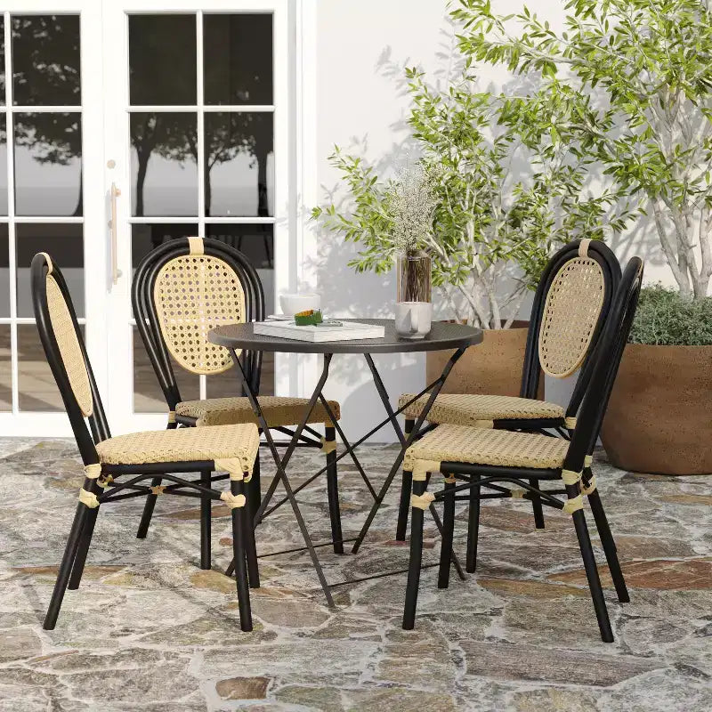 Merrick Lane Toulon, lot de quatre chaises empilables de style Thonet Bistro, assise en rotin PE et cadre en métal pour une utilisation intérieure/extérieure.