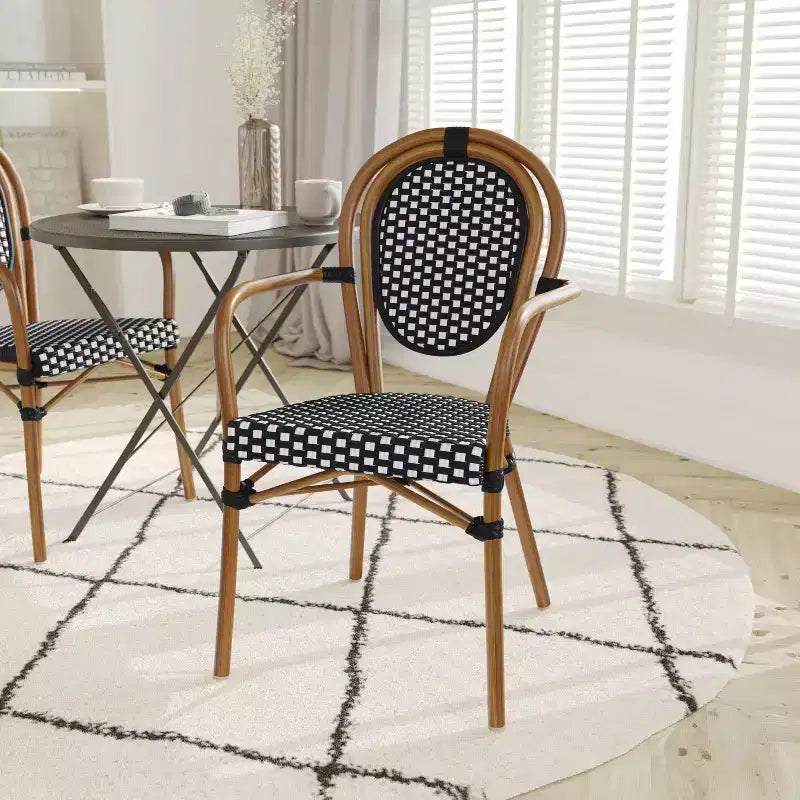 Emma & Oliver Massalia - Lot de deux chaises bistrot empilables d'intérieur/extérieur de style Thonet avec accoudoirs, assise en textilène et cadre en métal finition bambou