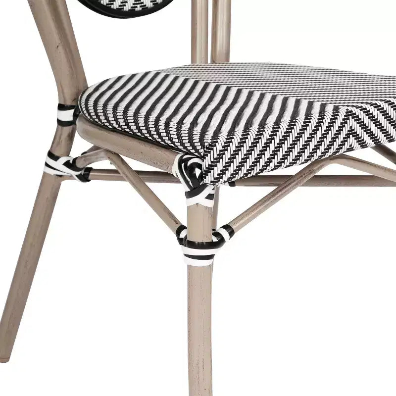 Chaise empilable Merrick Lane Mael style bistrot Thonet avec assise en textilène et cadre en métal finition bambou pour usage intérieur/extérieur