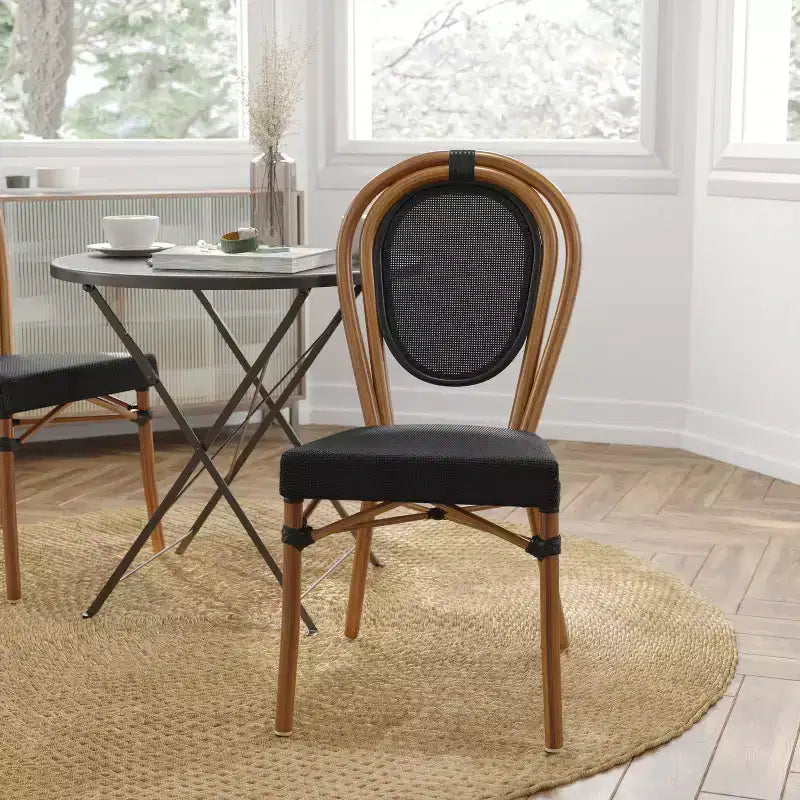 Chaise empilable Merrick Lane Mael style bistrot Thonet avec assise en textilène et cadre en métal finition bambou pour usage intérieur/extérieur