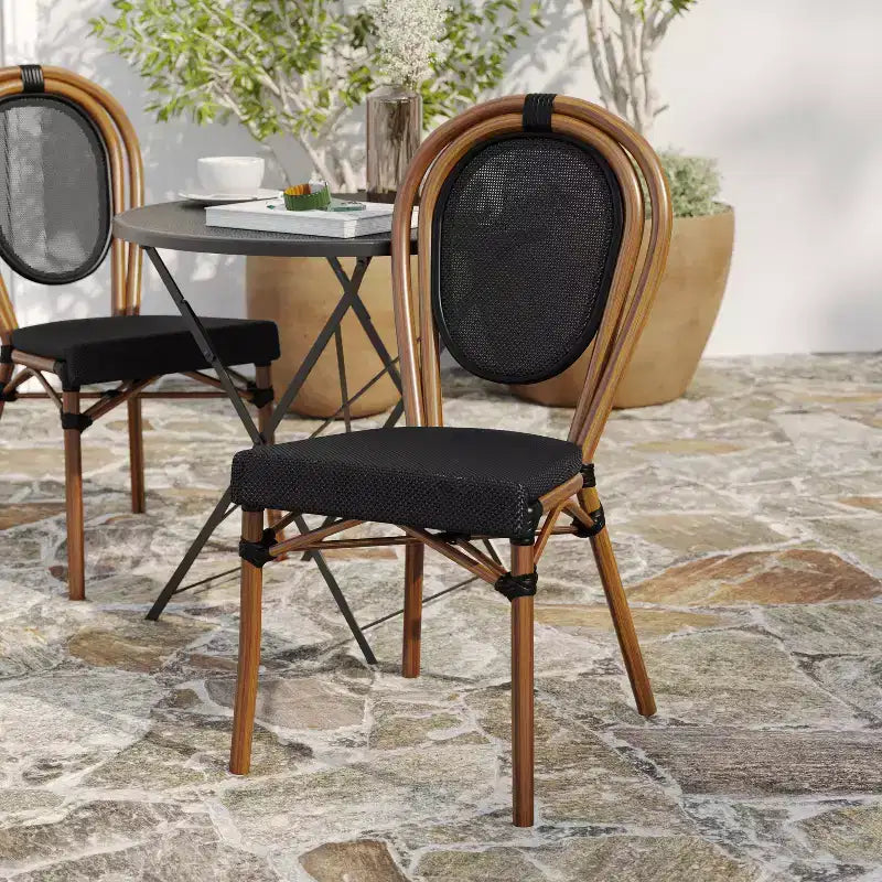 Chaise empilable Merrick Lane Mael style bistrot Thonet avec assise en textilène et cadre en métal finition bambou pour usage intérieur/extérieur