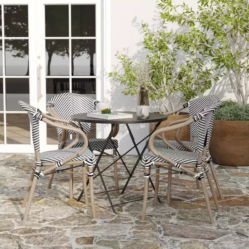 Merrick Lane Mael Lot de quatre chaises empilables de style bistrot Thonet avec accoudoirs, assise en textilène et cadre en métal finition bambou pour usage intérieur/extérieur