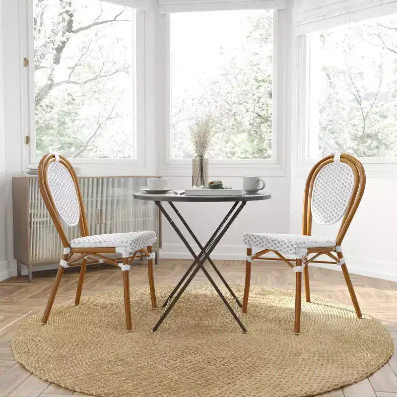Chaise de bistrot empilable Thonet Merrick Lane Toulon, assise en rotin synthétique et structure métallique pour usage intérieur/extérieur