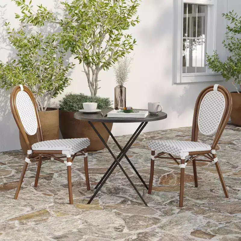 Chaise de bistrot empilable Thonet Merrick Lane Toulon, assise en rotin synthétique et structure métallique pour usage intérieur/extérieur