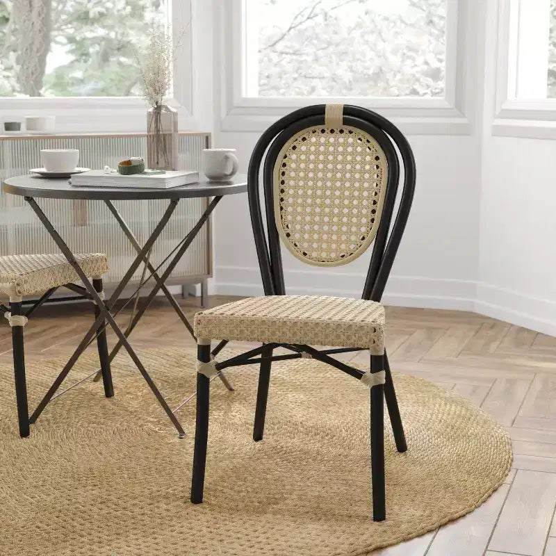 Chaise de bistrot empilable Thonet Merrick Lane Toulon, assise en rotin synthétique et structure métallique pour usage intérieur/extérieur