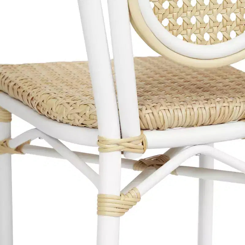 Chaise de bistrot empilable Thonet Merrick Lane Toulon, assise en rotin synthétique et structure métallique pour usage intérieur/extérieur