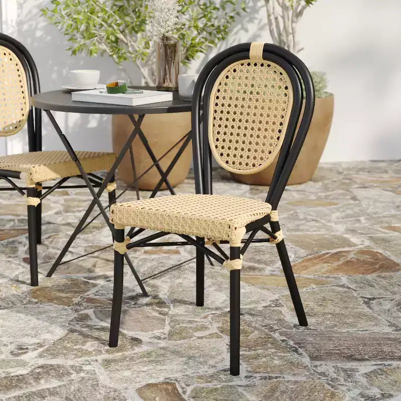 Chaise de bistrot empilable Thonet Merrick Lane Toulon, assise en rotin synthétique et structure métallique pour usage intérieur/extérieur