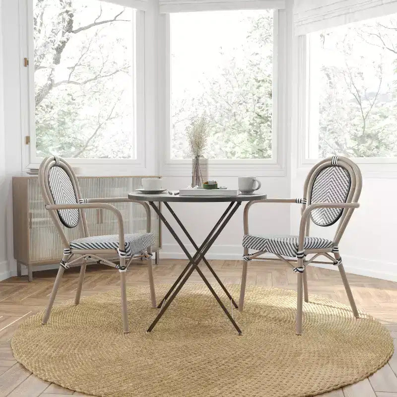 Chaise bistrot Thonet empilable Merrick Lane Mael avec accoudoirs, assise en textilène et cadre en métal finition bambou pour intérieur/extérieur