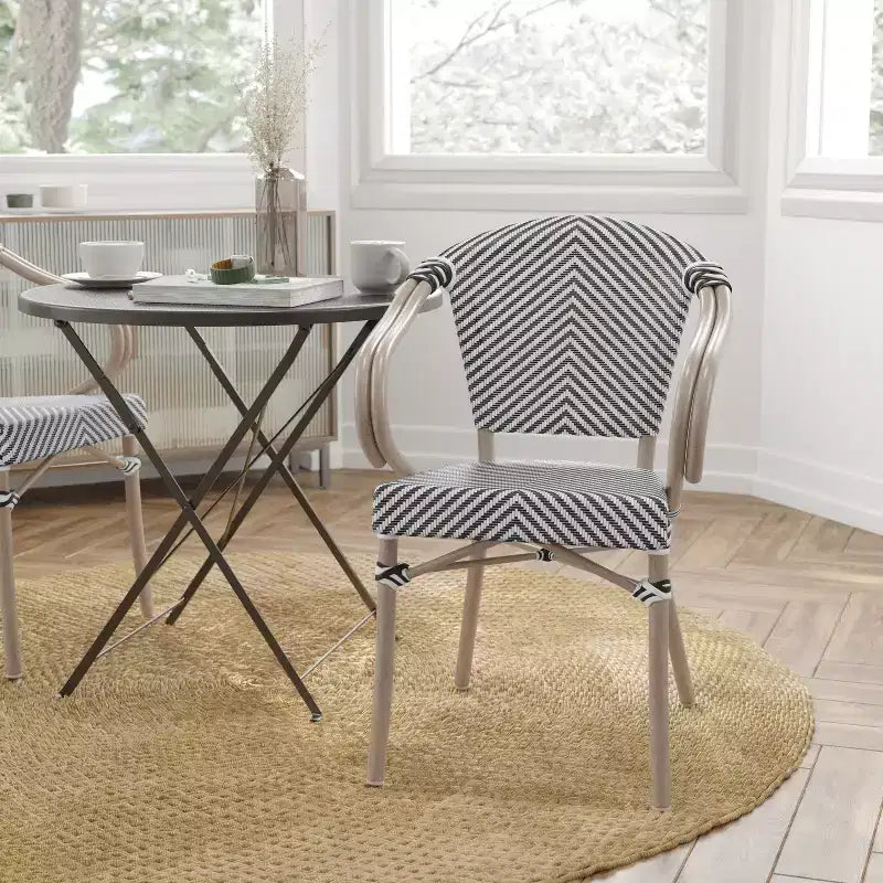 Chaise bistrot Thonet empilable Merrick Lane Mael avec accoudoirs, assise en textilène et cadre en métal finition bambou pour intérieur/extérieur