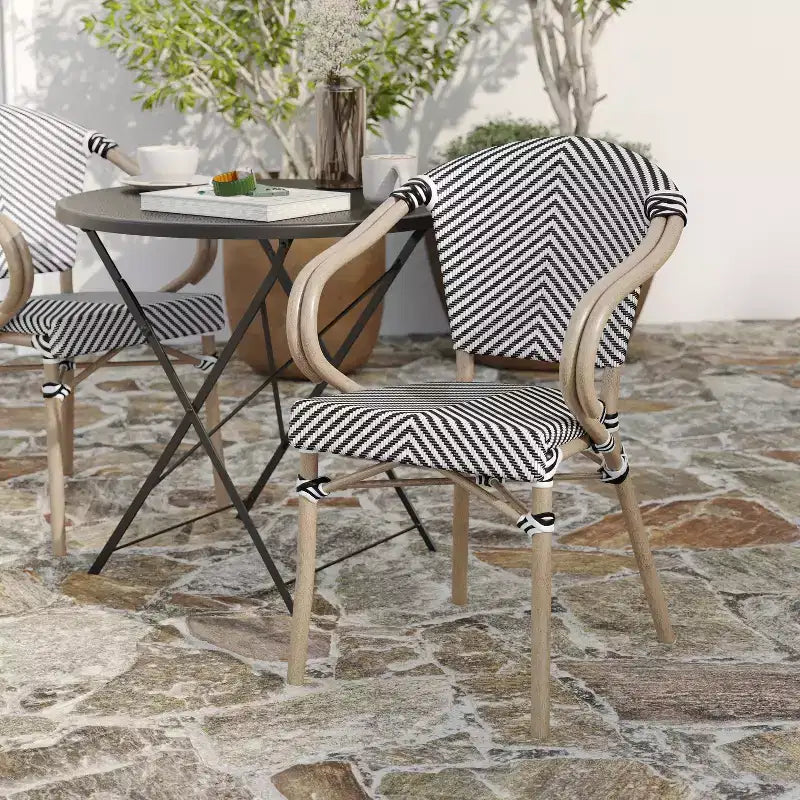 Chaise bistrot Thonet empilable Merrick Lane Mael avec accoudoirs, assise en textilène et cadre en métal finition bambou pour intérieur/extérieur