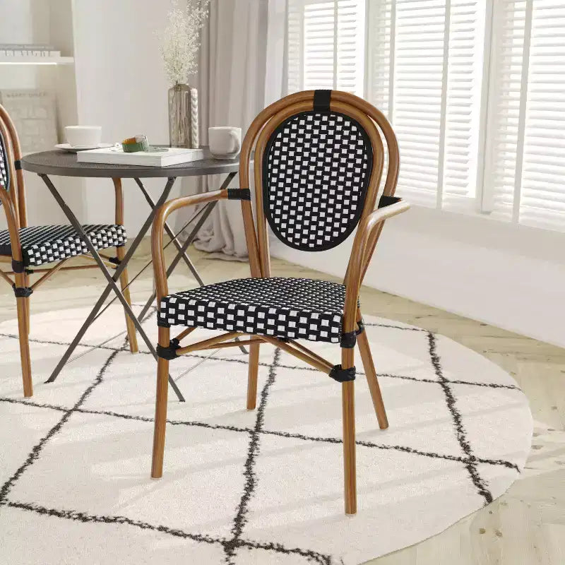 Chaise bistrot empilable Emma & Oliver Colmar Thonet avec accoudoirs, pour l'intérieur et l'extérieur, assise en rotin PE et cadre en métal finition