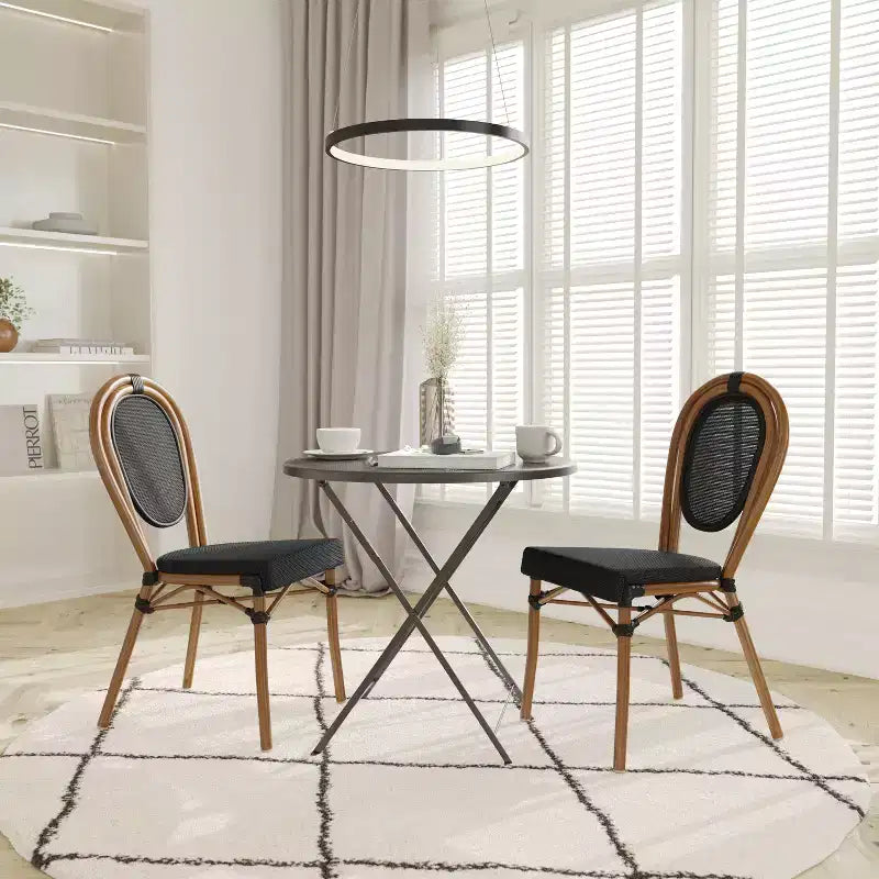 Chaise bistrot empilable Emma & Oliver Colmar Thonet avec accoudoirs, pour l'intérieur et l'extérieur, assise en rotin PE et cadre en métal finition
