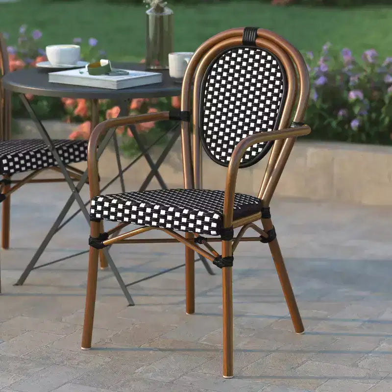 Chaise bistrot empilable Emma & Oliver Colmar Thonet avec accoudoirs, pour l'intérieur et l'extérieur, assise en rotin PE et cadre en métal finition