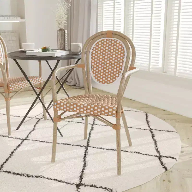 Chaise bistrot empilable Emma & Oliver Colmar Thonet avec accoudoirs, pour l'intérieur et l'extérieur, assise en rotin PE et cadre en métal finition