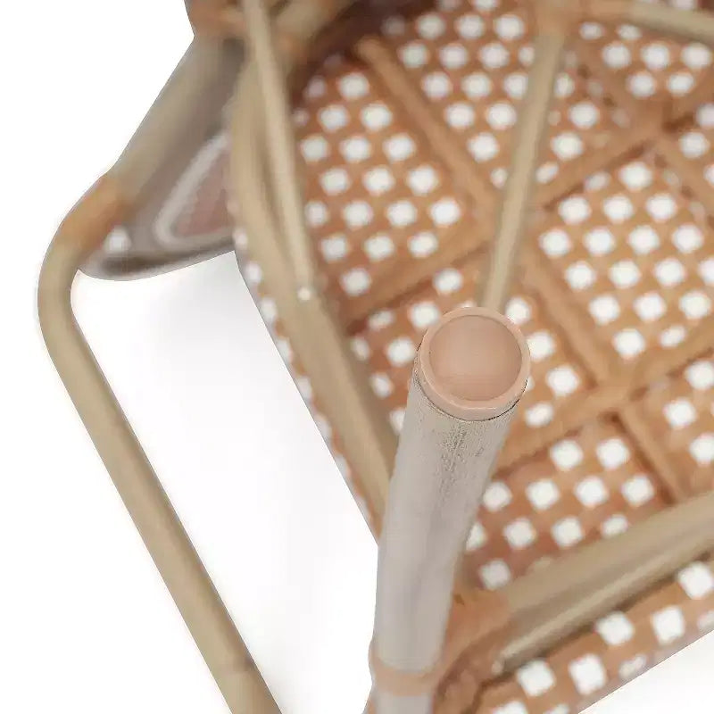 Chaise bistrot empilable Emma & Oliver Colmar Thonet avec accoudoirs, pour l'intérieur et l'extérieur, assise en rotin PE et cadre en métal finition