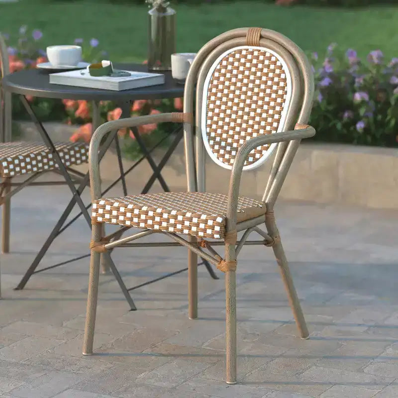 Chaise bistrot empilable Emma & Oliver Colmar Thonet avec accoudoirs, pour l'intérieur et l'extérieur, assise en rotin PE et cadre en métal finition