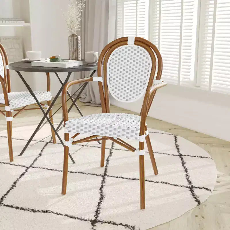 Chaise bistrot empilable Emma & Oliver Colmar Thonet avec accoudoirs, pour l'intérieur et l'extérieur, assise en rotin PE et cadre en métal finition