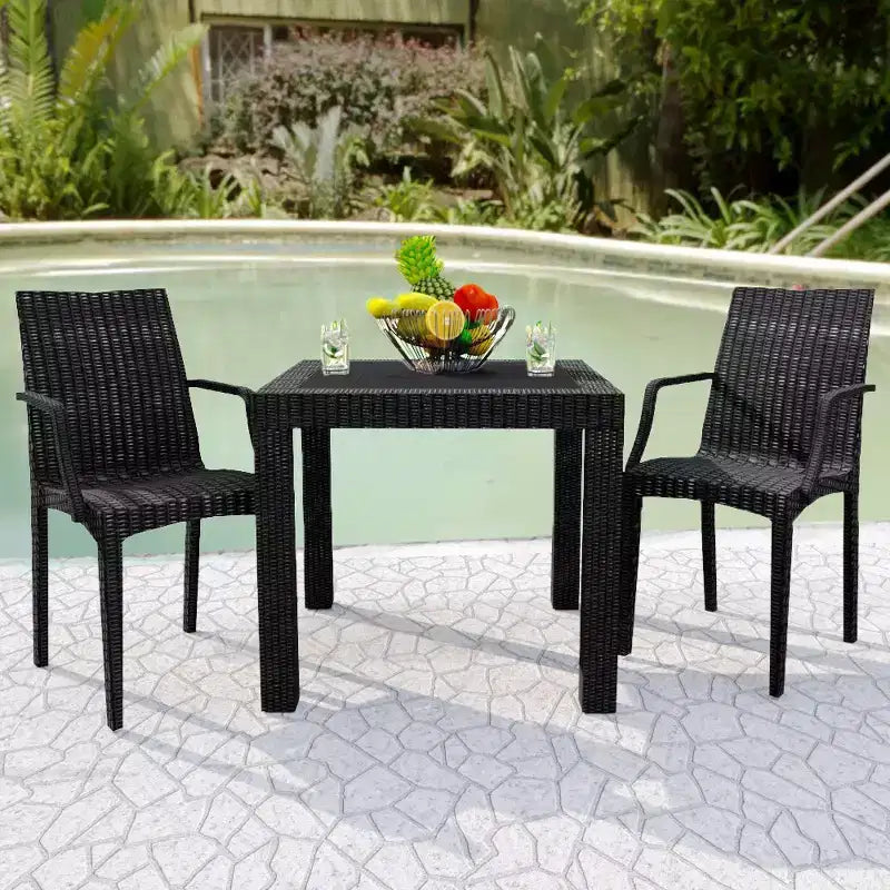 LeisureMod Mace – Lot de 2 chaises de salle à manger modernes avec accoudoirs pour l'intérieur et l'extérieur, design durable pour cuisine, jardin, balcon, salon, café ou entrée.
