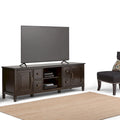 WYNDENHALL Hampshire Meuble TV multimédia traditionnel en BOIS MASSIF de 72 pouces de large pour téléviseurs jusqu'à 80 pouces - 72l x 18p x 24h