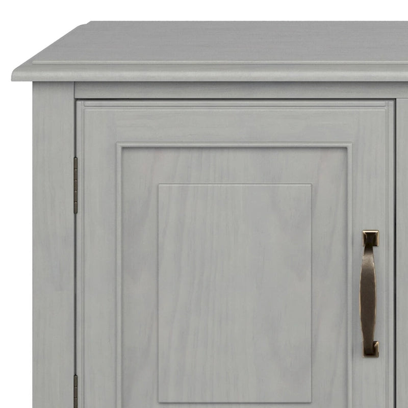 WYNDENHALL Hampshire Meuble TV multimédia traditionnel en BOIS MASSIF de 72 pouces de large pour téléviseurs jusqu'à 80 pouces - 72l x 18p x 24h