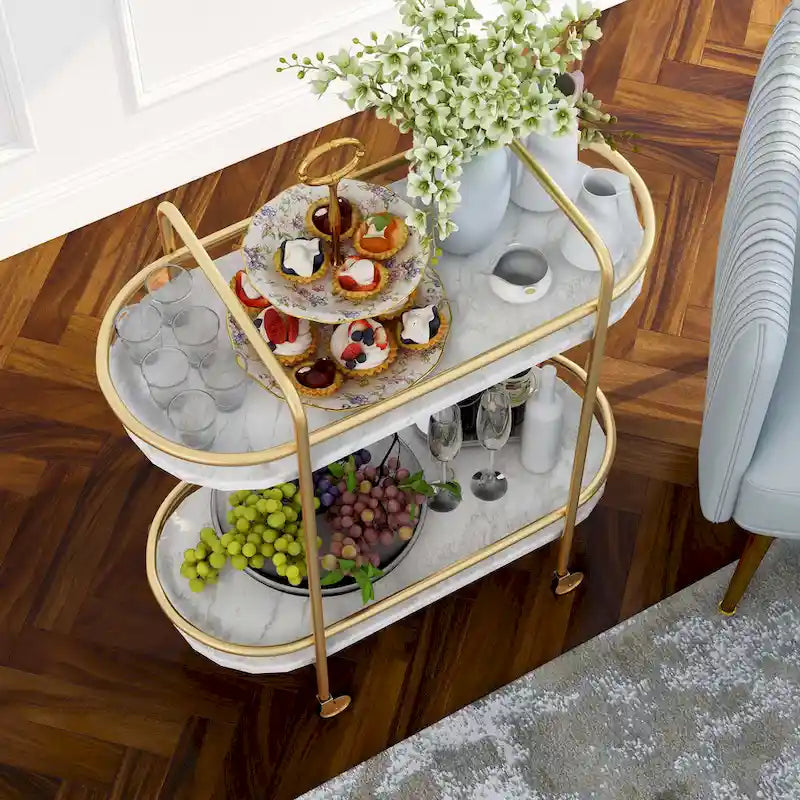 Desserte contemporaine à deux niveaux en faux marbre blanc et doré avec roulettes par