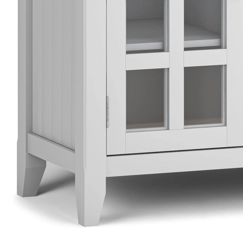 WYNDENHALL Normandy Meuble TV multimédia en bois massif de 134,6 cm de large pour téléviseurs jusqu'à 60 pouces
