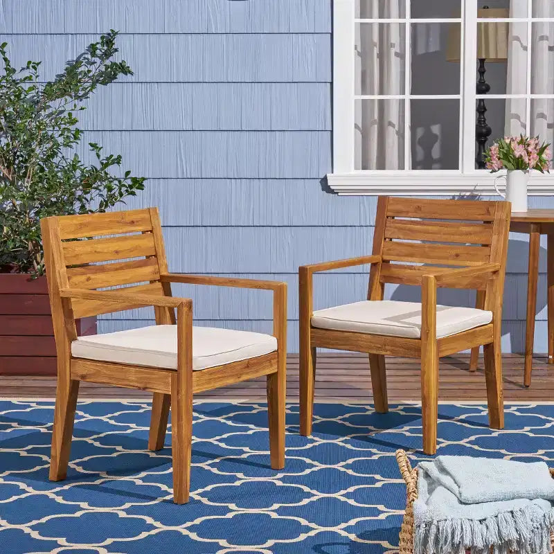 Chaises de salle à manger d'extérieur GDFStudio Agnew en bois d'acacia avec coussin (lot de 2), finition naturelle sablée/beige