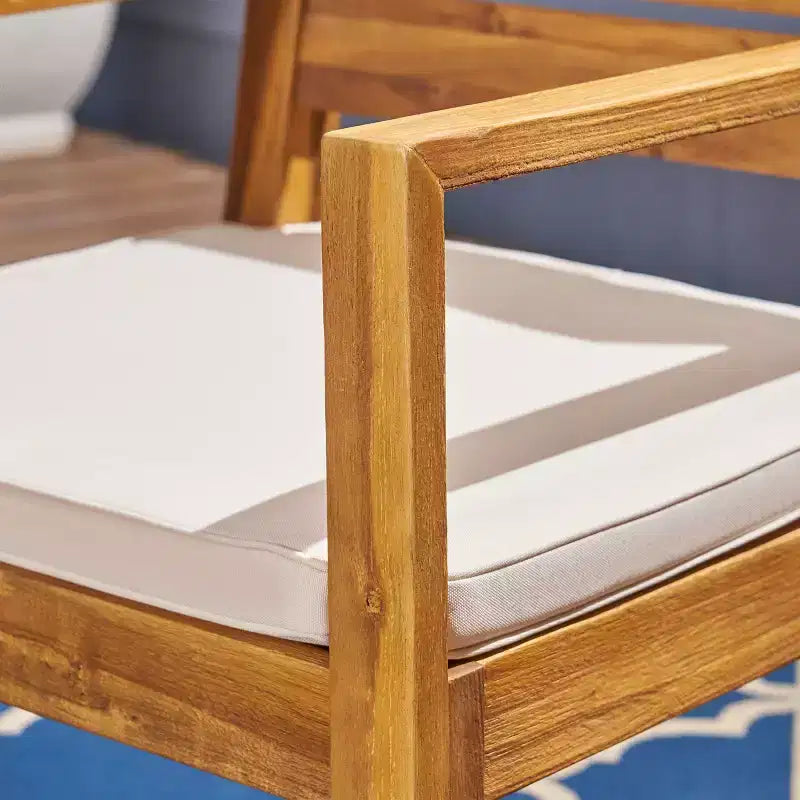 Chaises de salle à manger d'extérieur GDFStudio Agnew en bois d'acacia avec coussin (lot de 2), finition naturelle sablée/beige