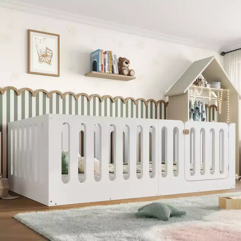 Lit Montessori au sol pour enfant, taille une place, blanc, avec barrières et porte – bois massif